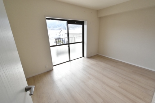 その他設備　３０６号室の写真となります。建具・床の色が異なります。現況優