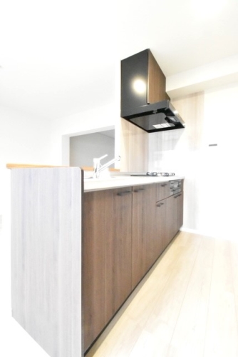 キッチン　３０６号室の写真となります。建具・床の色が異なります。現況優