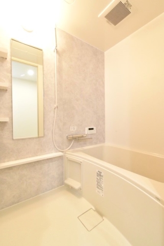 バス・シャワールーム　３０６号室の写真となります。建具・床の色が異なります。現況優