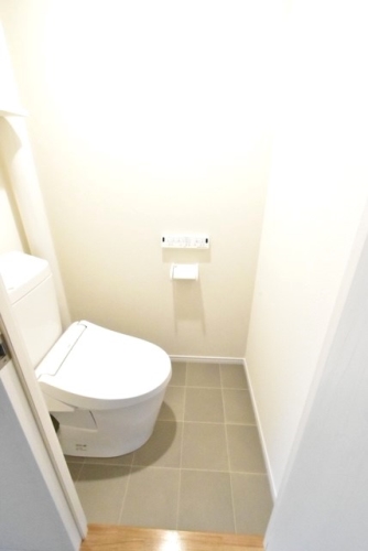 トイレ　３０６号室の写真となります。建具・床の色が異なります。現況優