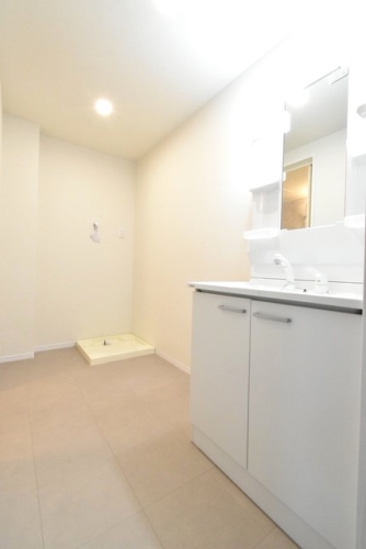 洗面設備　３０６号室の写真となります。建具・床の色が異なります。現況優