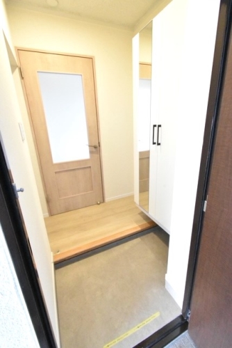 玄関　３０６号室の写真となります。建具・床の色が異なります。現況優