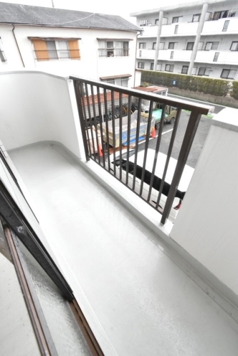 バルコニー　３０６号室の写真となります。建具・床の色が異なります。現況優