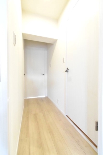 セキュリティ　３０６号室の写真となります。建具・床の色が異なります。現況優