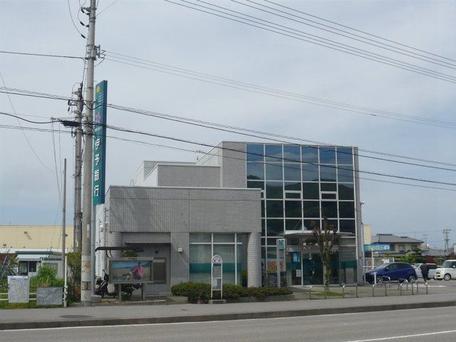 コンビニ　伊予銀行新居浜東支店様（コンビニ）まで1600m