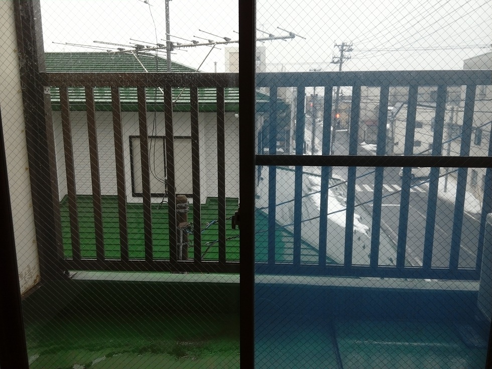 バルコニー　東側には秋田大学が見えます
