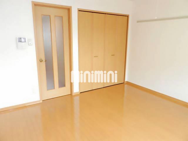 居室・リビング　広々とした洋間