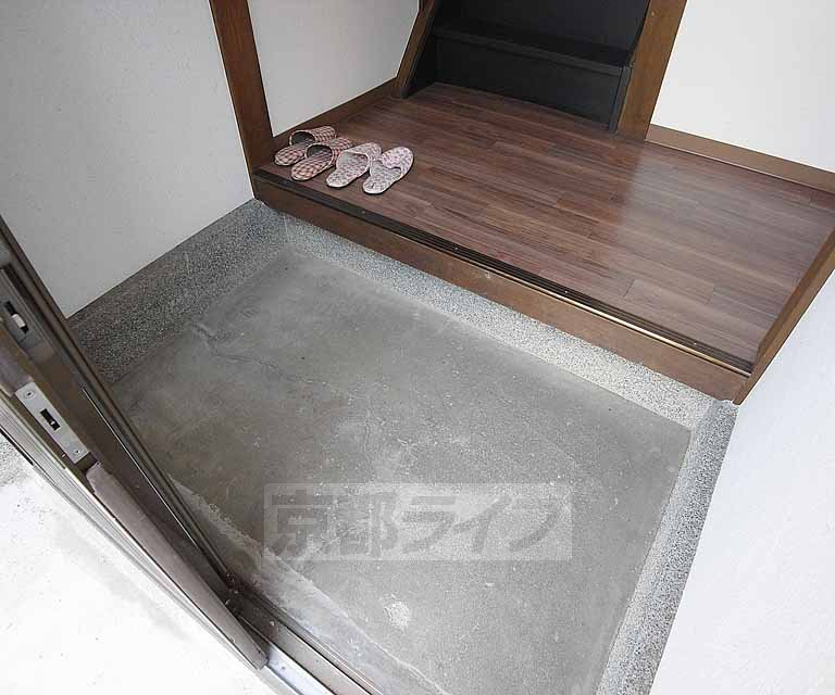 玄関　腰掛けやすい高さです