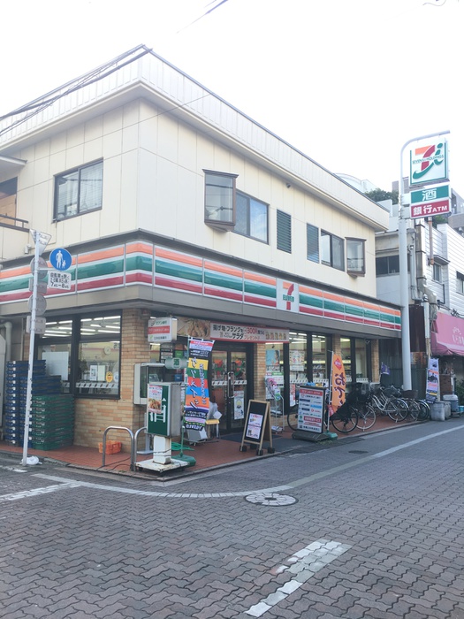 コンビニ　セブンイレブン大森町店（コンビニ）まで65m