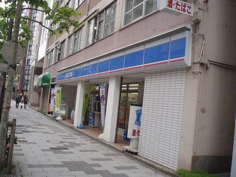 コンビニ　ローソン新宿御苑駅前店（コンビニ）まで193m