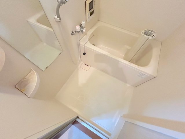 バス・シャワールーム　バスルームはトイレと別々で、広々としていますよ。