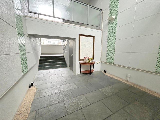 ロビー　オシャレなロビーは安心のオートロック付きです。