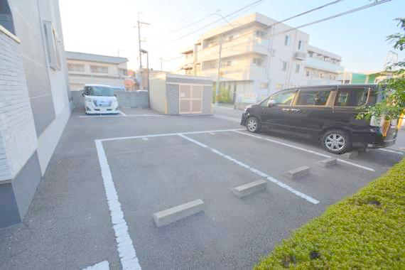 駐車場　駐車のしやすい広めの駐車場です。