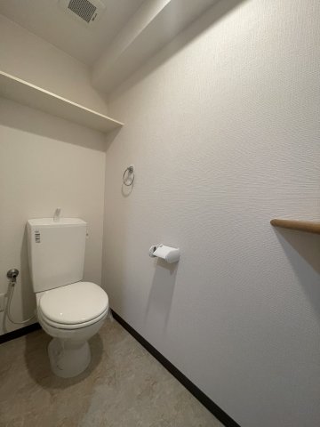 トイレ　同物件の別部屋です。現状優先です。
