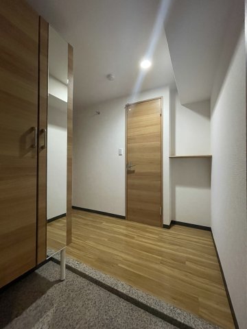 玄関　同物件の別部屋です。現状優先です。