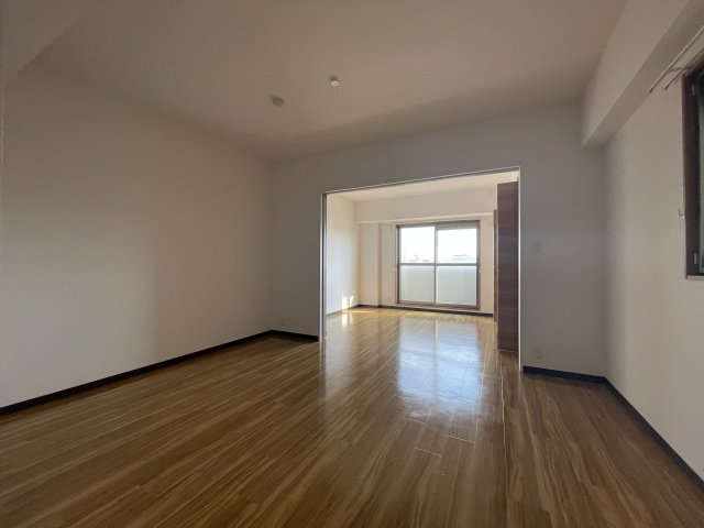 居室・リビング　同物件の別部屋です。現状優先です。