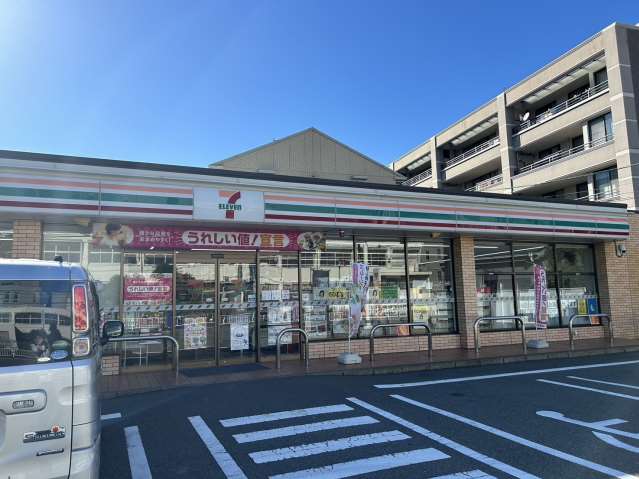コンビニ　セブンイレブン（コンビニ）まで553m