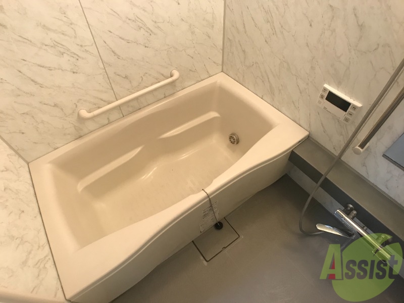 バス・シャワールーム　浴室は広く、横に手すりも付いているので、安全にくつろげます。