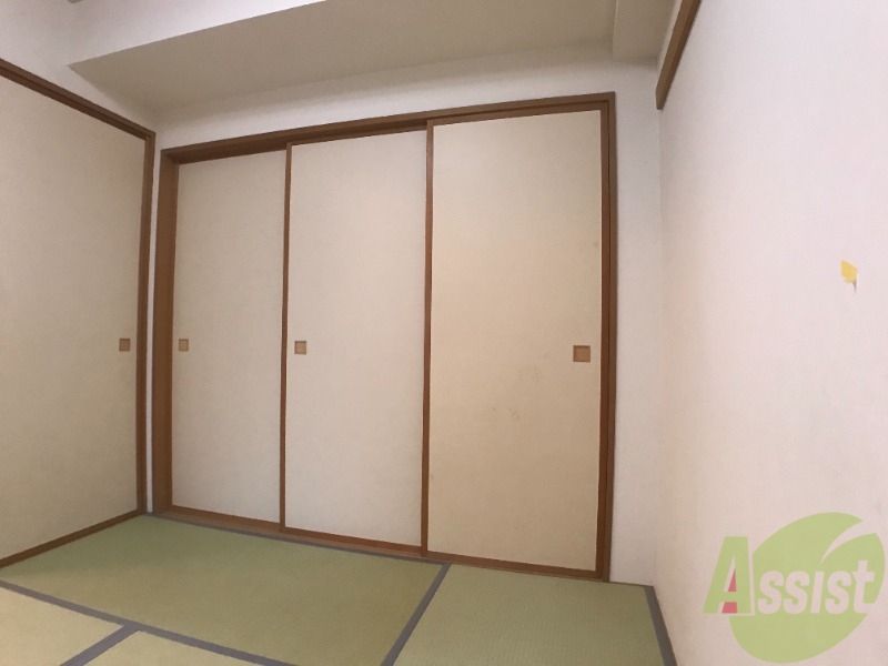 収納　収納は３枚戸になっており、とても大きいです。