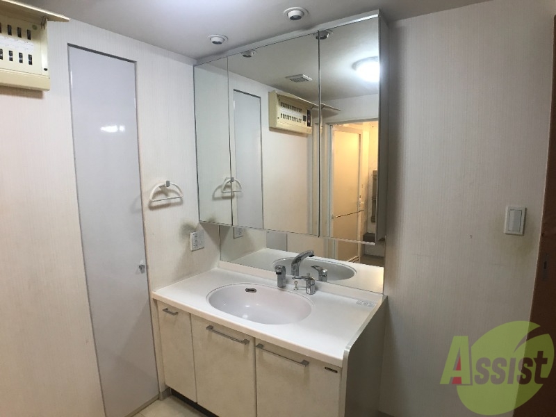 洗面設備　洗面台は大きく広いので、身支度を整える際に便利です。