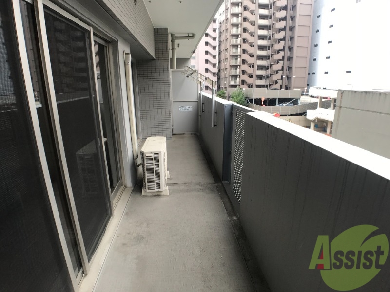 バルコニー　バルコニーは広いので、外の空気を感じるのに最適です。