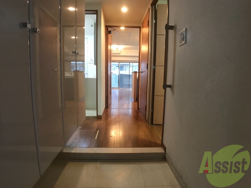 玄関　玄関の横幅は広く、とても歩きやすくなってます。