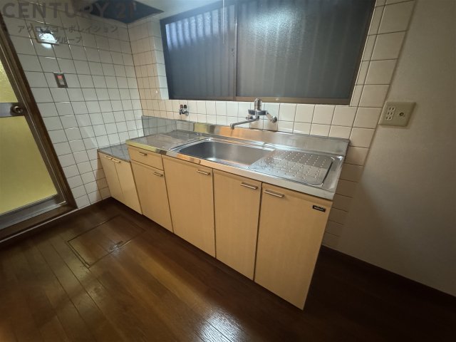 キッチン　窓付きキッチンで換気もしやすくオススメです♪