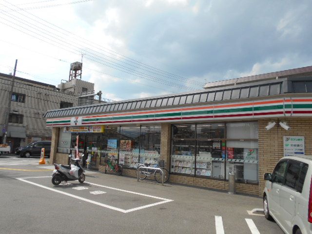 コンビニ　セブン-イレブン西京極運動公園店（コンビニ）まで366m