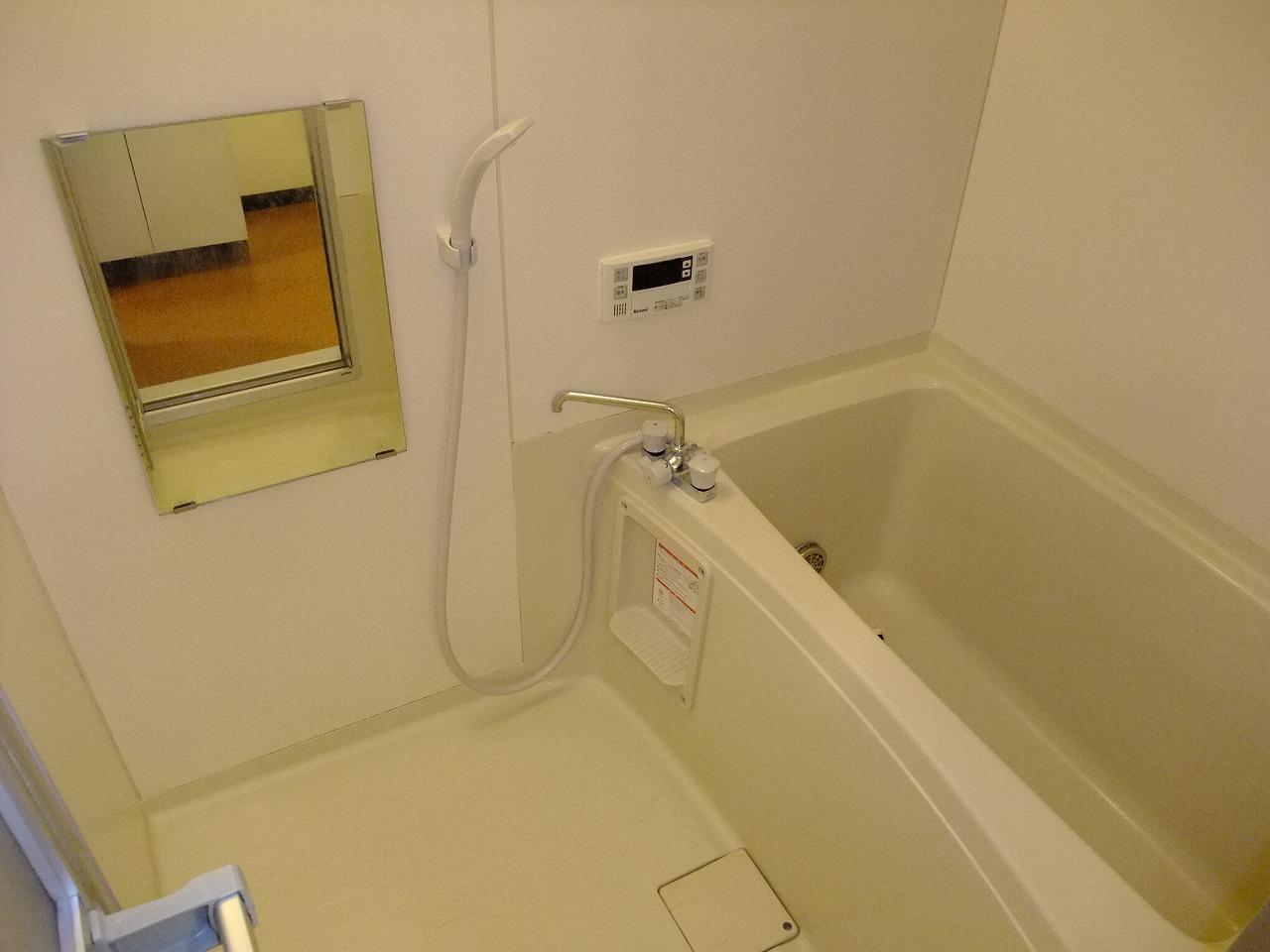 バス・シャワールーム　コンパクトで使いやすいお風呂です