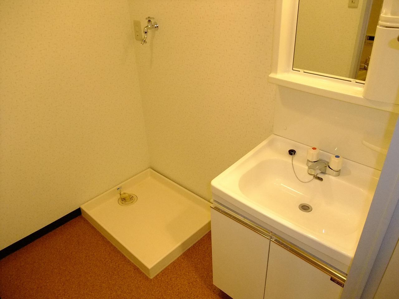 洗面設備　明るい洗面所です