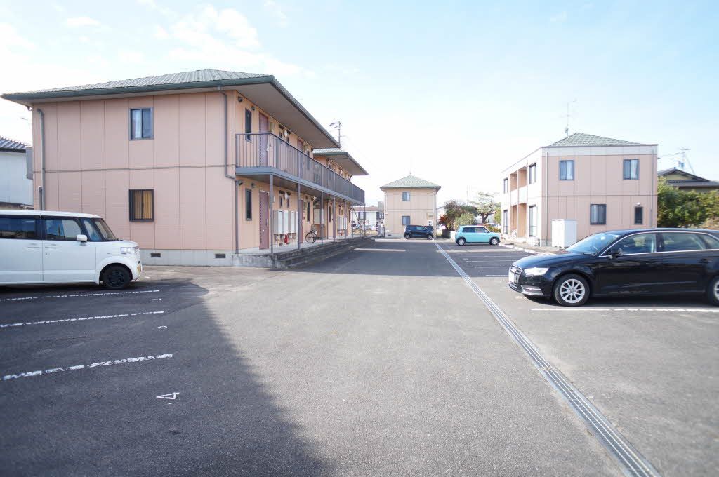 建物外観　駐車場