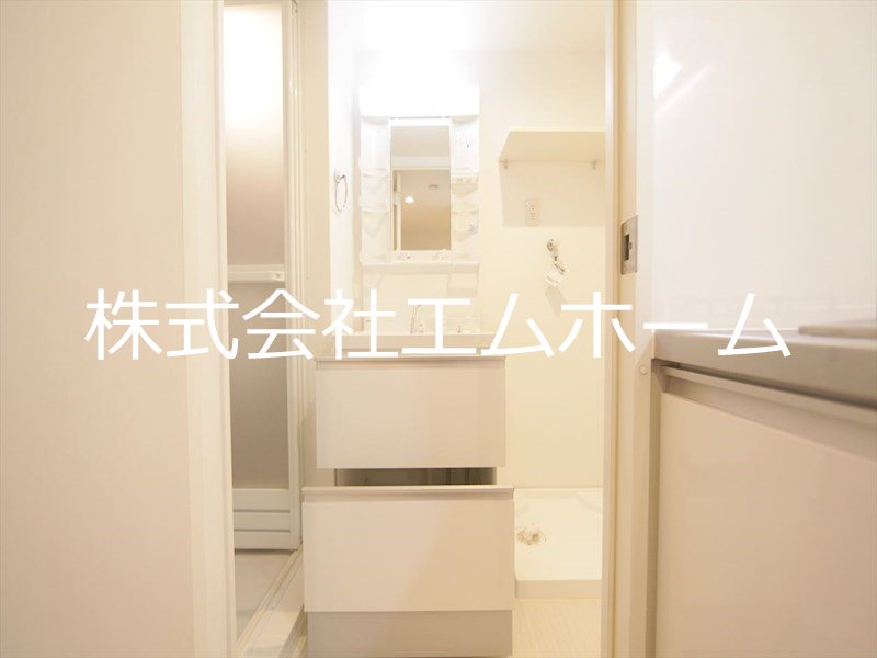 洗面設備　脱衣所　独立洗面台付（シャンプードレッサー付）収納スペース有