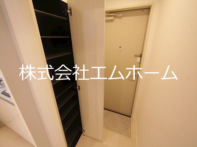 玄関　玄関　シューズボックス　姿見鏡付き（収納充実してます）同型写