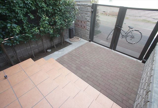 エントランス　専用ポーチ　自転車置けます。