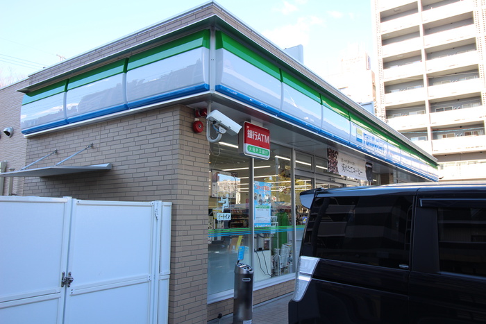 コンビニ　ファミリーマート昭和鶴舞2丁目店（コンビニ）まで45m