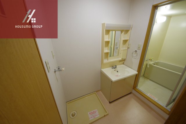 洗面設備　明るい洗面所です