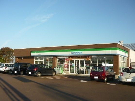 コンビニ　ファミリーマート（コンビニ）まで1640m
