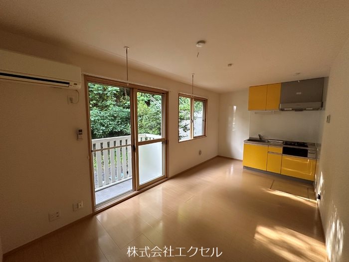 居室・リビング　窓が多く、明るいリビングです。