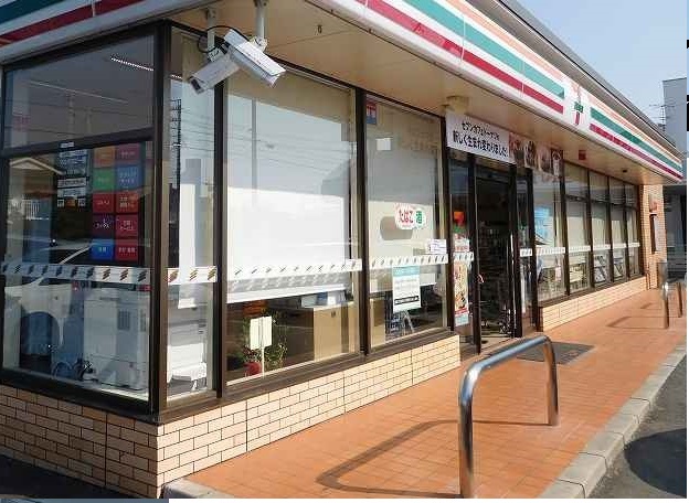 コンビニ　セブンイレブン八幡町店（コンビニ）まで550m