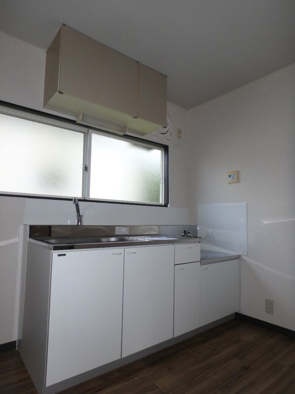 キッチン　窓付きで明るいですね！