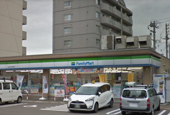 コンビニ　ファミリーマート（コンビニ）まで300m