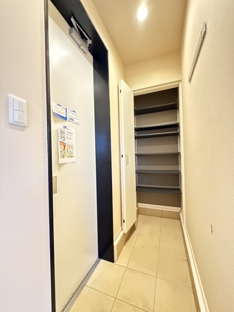 玄関　１０１号室は画像の反転タイプ