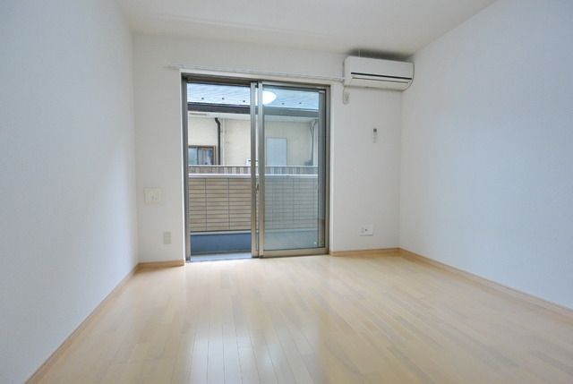 居室・リビング　★きれいなフローリングの洋室です★