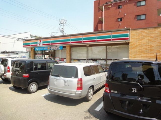 コンビニ　セブンイレブン（コンビニ）まで230m