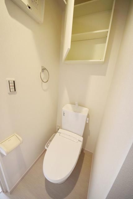 トイレ　ウォシュレット・上部棚付き