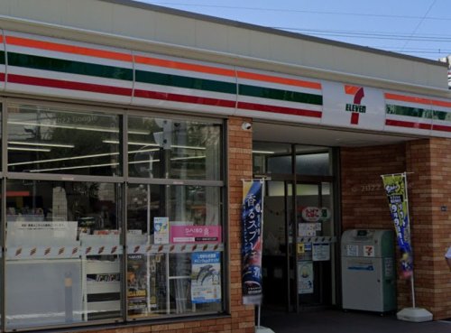 コンビニ　セブンイレブン（コンビニ）まで712m