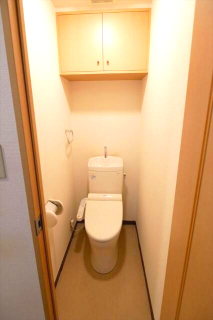 トイレ　落ち着いた色調のトイレです