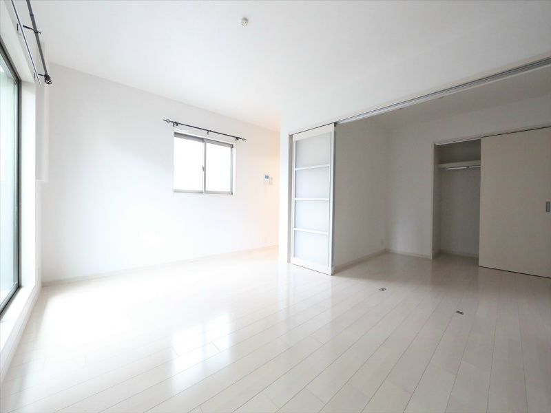 居室・リビング　ＬＤＫ10.6帖　洋室3.6帖　つなげても仕切っても使えます