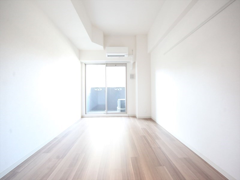 バルコニー　洋室8帖　エアコン完備　バルコニー