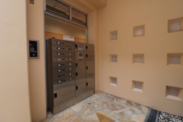 エントランス　オートロック、宅配BOX付